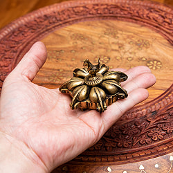 ブラス製 孔雀のクムクムボックス 直径：8.5cm程度 - サブ5