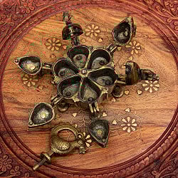 ブラス製 孔雀のクムクムボックス 直径：10cm程度 - サブ4