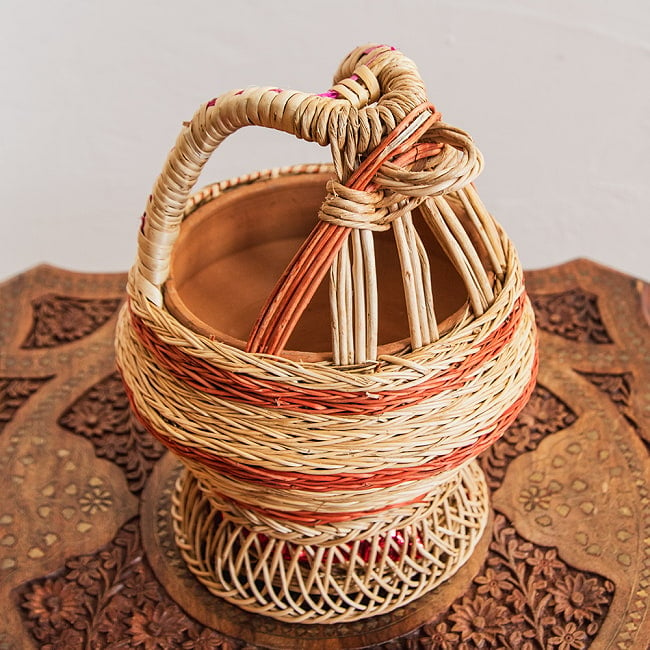 カングリ - カシミール地方伝統の火鉢 kangri 5 - 斜め上から見てみました。小さな輪っかには火かき棒をぶら下げるのが現地での使用法です。