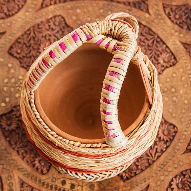 カングリ - カシミール地方伝統の火鉢 kangri 6 - 真上からの様子です。素焼きのボウルに、熾した炭を入れて使用します。