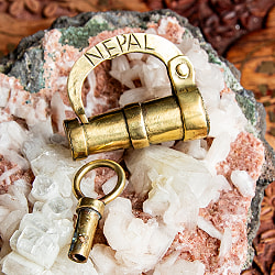 開け方が分からない？　ネパールの不思議な形の南京錠 - サブ2