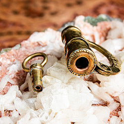 開け方が分からない？　ネパールの不思議な形の南京錠 - サブ3