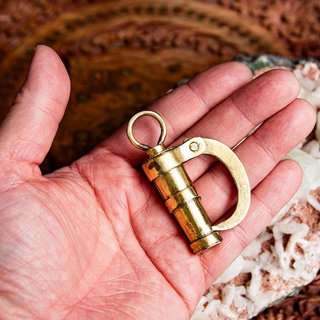 開け方が分からない？　ネパールの不思議な形の南京錠 5 - これくらいのサイズ感になります。