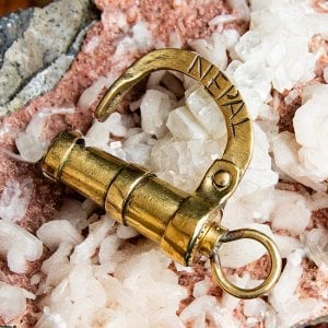 開け方が分からない? ネパールの不思議な形の南京錠