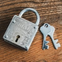 インドの南京錠 UJALA 6.5cm x 4cm程度