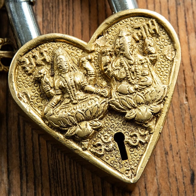 アンティック風南京錠 ガネーシャ＆ラクシュミ 2 - 正面から神様の部分を撮影しました。レトロな感じがよく出ています。