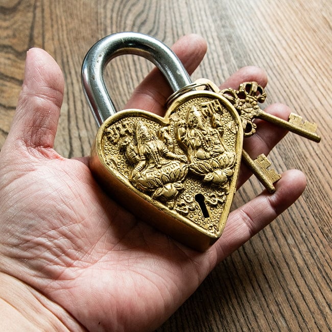 アンティック風南京錠 ガネーシャ＆ラクシュミ 6 - ずっしりと重厚な南京錠です。