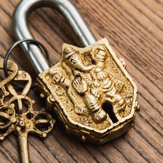 アンティーク調 ミニ南京錠 ガネーシャ 2 - 正面から神様の部分を撮影しました。レトロな感じがよく出ています。