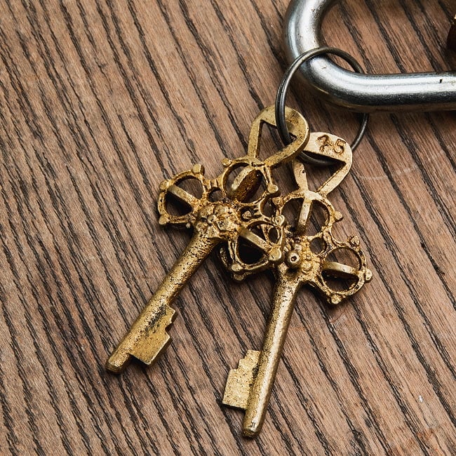 アンティーク調 ミニ南京錠 ガネーシャ 4 - 鍵もアンティーク調です。
