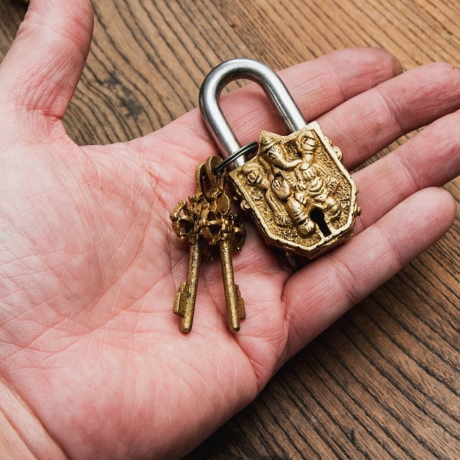 アンティーク調 ミニ南京錠 ガネーシャ 6 - ずっしりと重厚な南京錠です。