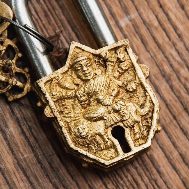 アンティーク調 ミニ南京錠 ドゥルガー 2 - 正面から神様の部分を撮影しました。レトロな感じがよく出ています。