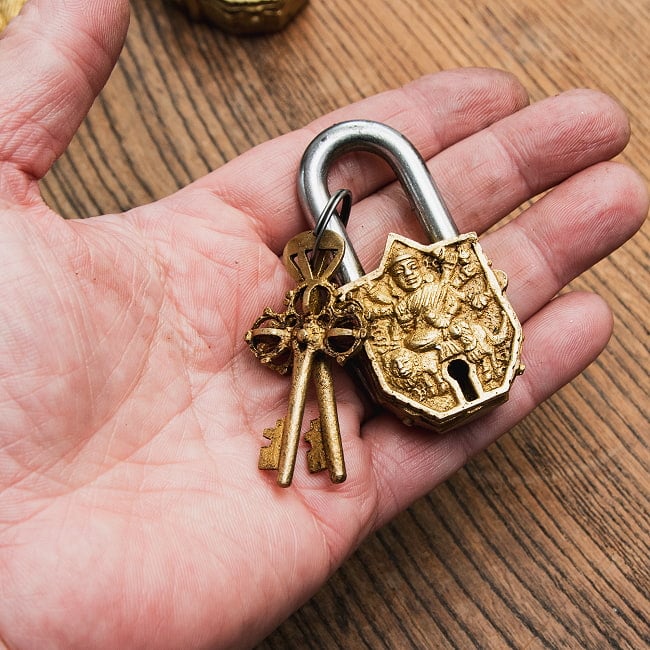 アンティーク調 ミニ南京錠 ドゥルガー 6 - ずっしりと重厚な南京錠です。