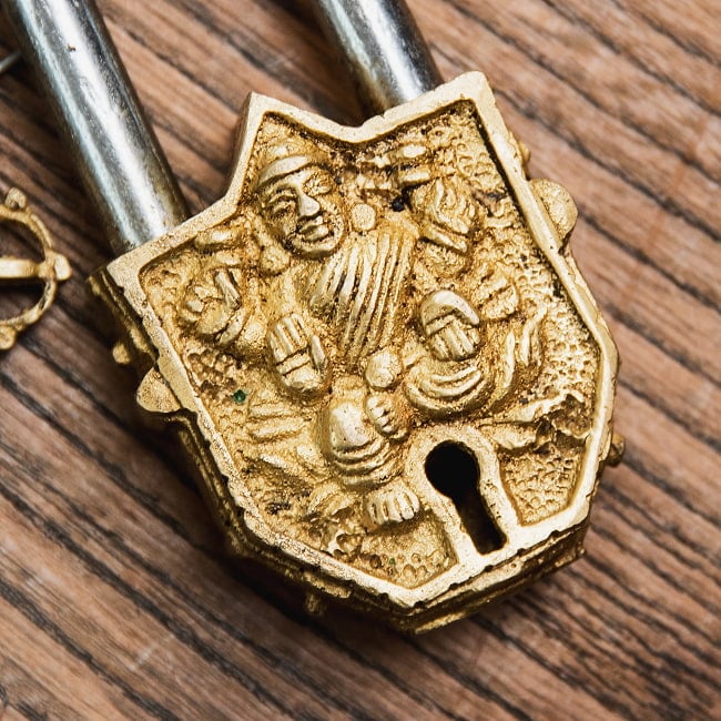 アンティーク調 ミニ南京錠 ラクシュミ 2 - 正面から神様の部分を撮影しました。レトロな感じがよく出ています。