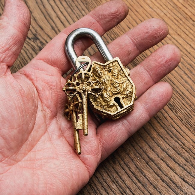アンティーク調 ミニ南京錠 ラクシュミ 6 - ずっしりと重厚な南京錠です。