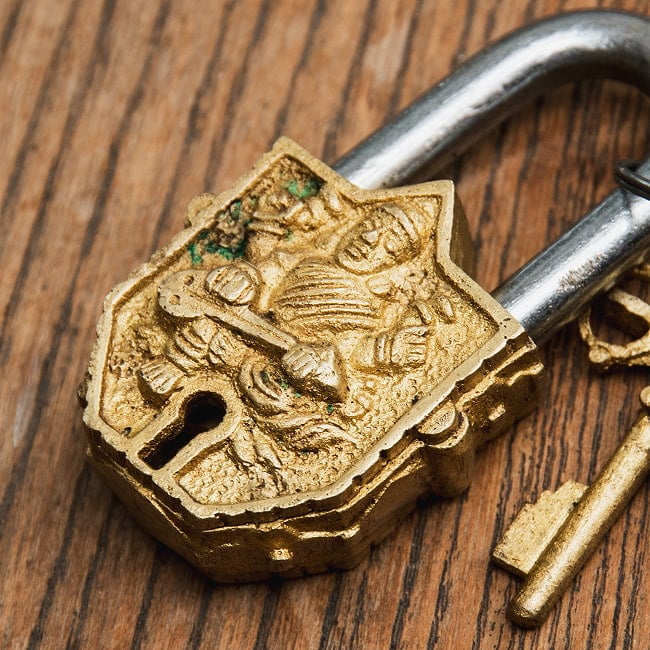 アンティーク調 ミニ南京錠 サラスヴァティ 3 - 角度を変えてみてみました。立体的な造形です。