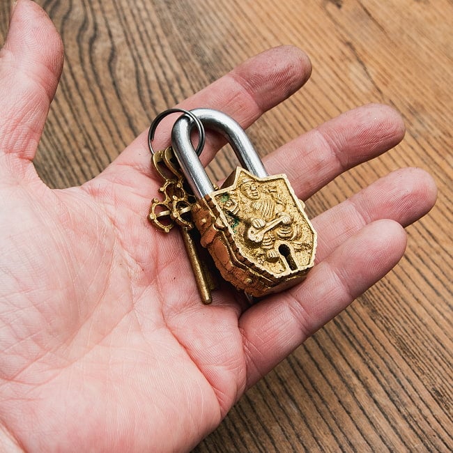 アンティーク調 ミニ南京錠 サラスヴァティ 6 - ずっしりと重厚な南京錠です。
