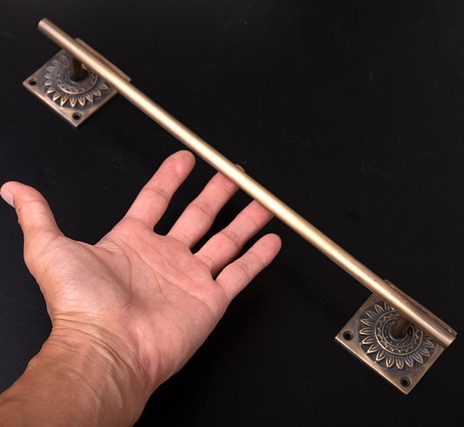 【一点もの】ブラス メタル タオルハンガー 7 - 大きさを分かって頂くため、手に持ってみました