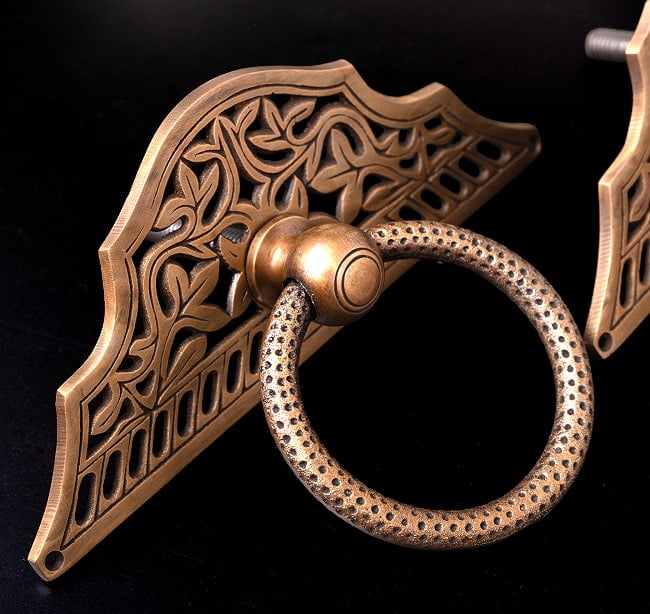 【一点もの】ブラス アジアンアンティック風ドアハンドル 2 - 黒い背景で撮影しました。