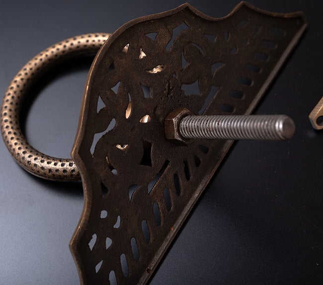 【一点もの】ブラス アジアンアンティック風ドアハンドル 4 - 裏面にはネジがでていて、木のドアに留めることができます。ネジの余った部分はグラインダーなどで処理してください