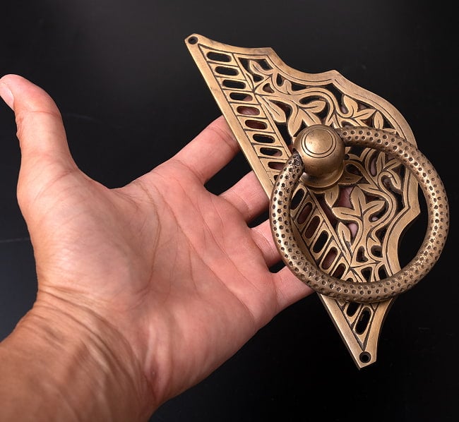 【一点もの】ブラス アジアンアンティック風ドアハンドル 6 - 大きさを分かって頂くため、手に持ってみました