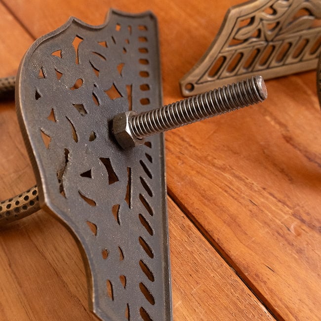 【一点もの】ブラス アジアンアンティック風ドアハンドル 7 - 裏面にはネジがでていて、木のドアに留めることができます。ネジの余った部分はグラインダーなどで処理してください