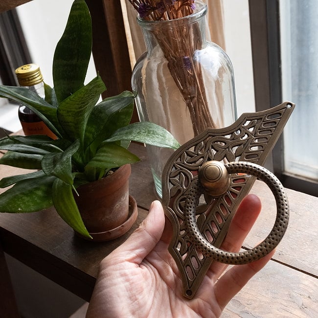 【一点もの】ブラス アジアンアンティック風ドアハンドル 9 - 大きさを分かって頂くため、手に持ってみました