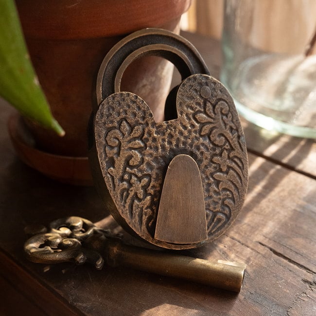 【一点もの】南京錠 エスニックな鍵 4 - おしゃれなデザインの鍵でワンポイントとして素敵だと思います
