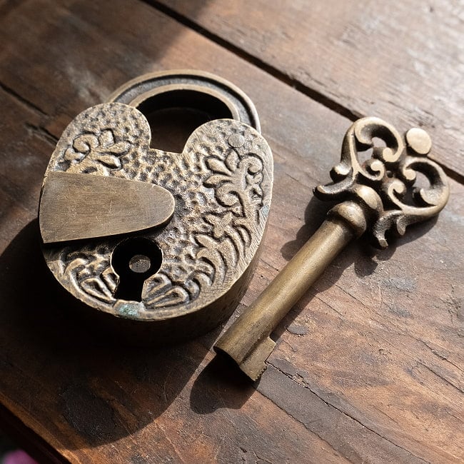 【一点もの】南京錠 エスニックな鍵 5 - 斜めから撮影しました