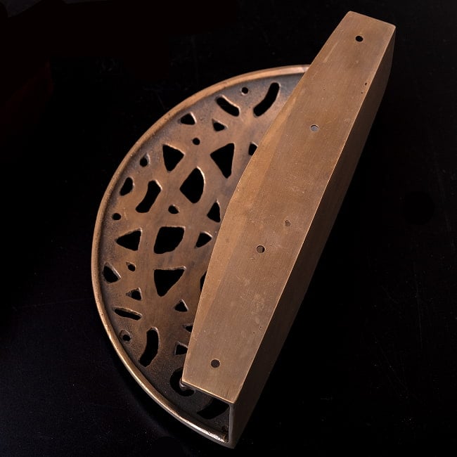 【一点もの】ブラス アジアンアンティック風ドアハンドル 5 - 裏面です。ネジの穴が空いていて、ドアにそのままネジ止めできます