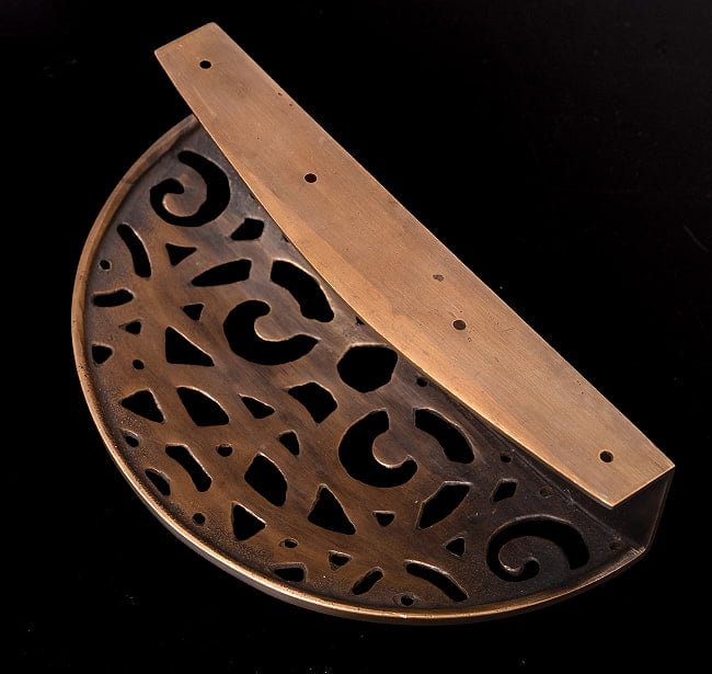 【一点もの】ブラス アジアンアンティック風ドアハンドル 6 - 裏面です。ネジの穴が空いていて、ドアにそのままネジ止めできます