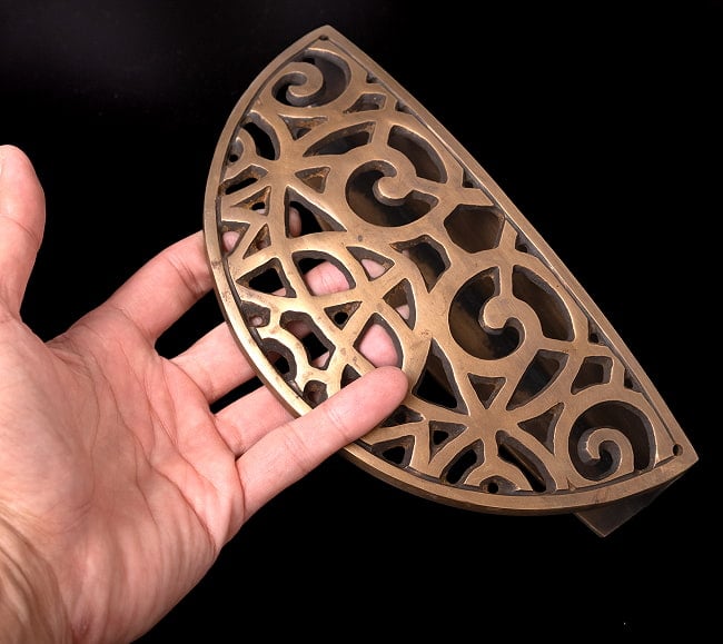 【一点もの】ブラス アジアンアンティック風ドアハンドル 7 - 大きさを分かって頂くため、手に持ってみました