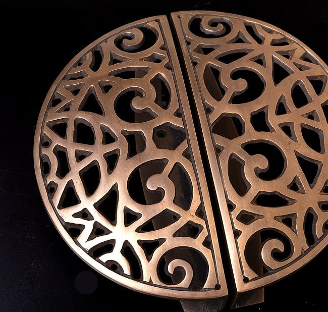 【一点もの】ブラス アジアンアンティック風ドアハンドル 8 - 全体写真です。黒い背景で撮影しました