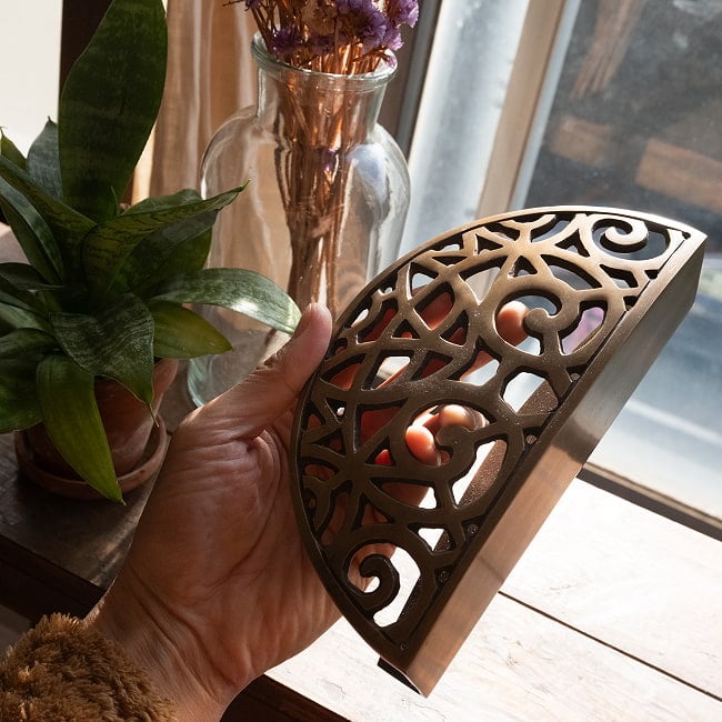 【一点もの】ブラス アジアンアンティック風ドアハンドル 9 - 大きさを分かって頂くため、手に持ってみました