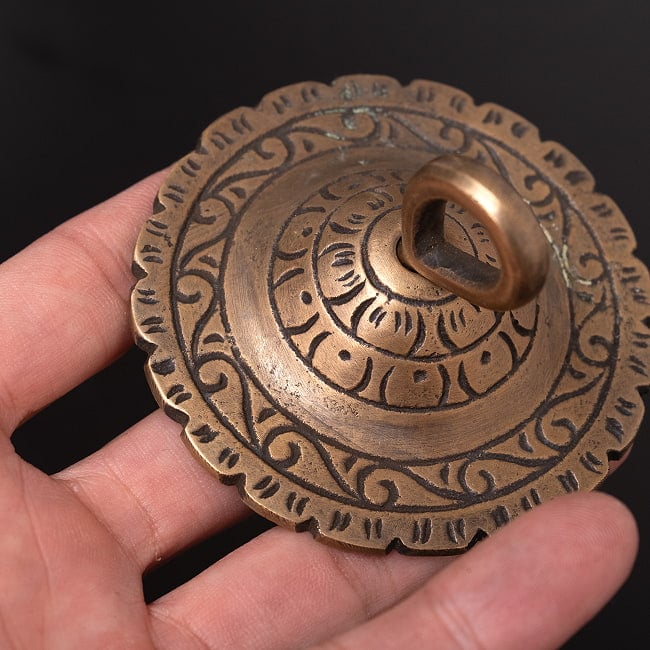 ブラスのドアチェーン アジアンアンティック風 5 - 大きさを分かって頂くため、手に持ってみました