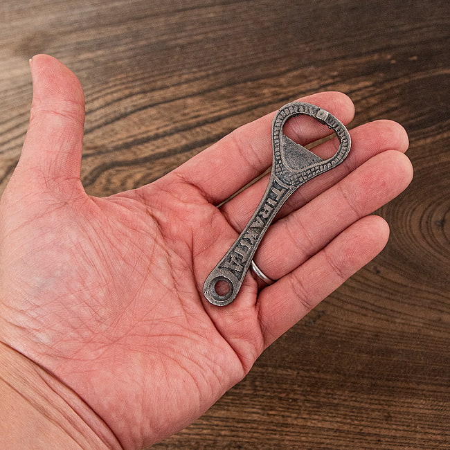 【20個セット】【ティラキタオリジナル】インドのレトロ栓抜き TIRAKITA 6 - これくらいのサイズ感です。