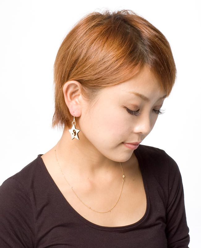 陰陽のボーンピアス【両耳ペア】 3 - 同類商品をストラップとして使用した際のイメージ画像です。