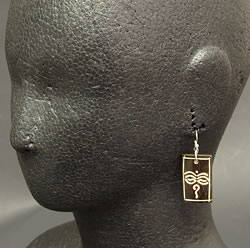 ブッダアイのボーンピアス【両耳ペア】 2 - 同類商品をマネキンに着用した際のイメージです。実際にお届けする商品は一番上の写真と同じデザインのものとなります。