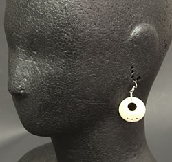 ボーンピアス【両耳ペア】 2 - 同類商品をマネキンに着用した際のイメージです。実際にお届けする商品は一番上の写真と同じデザインのものとなります。