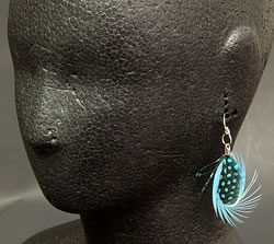 フェザーピアス【両耳ペア】 2 - 同類商品をマネキンに着用した際のイメージです。実際にお届けする商品は一番上の写真と同じデザインのものとなります。