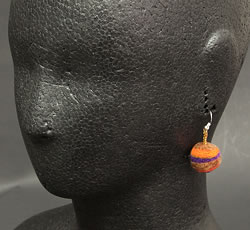 フェルトピアス【両耳ペア】 2 - 同類商品をマネキンに着用した際のイメージです。実際にお届けする商品は一番上の写真と同じデザインのものとなります。