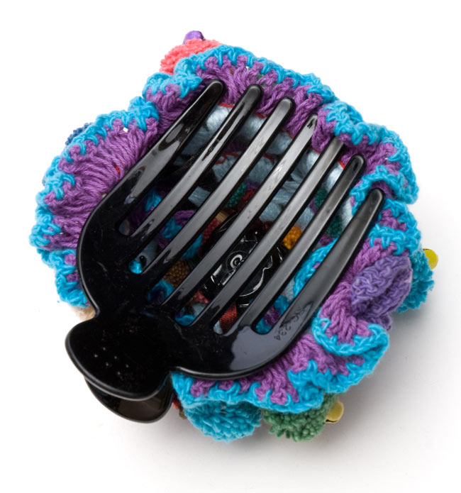 モン族鈴付きぽんぽんヘアクリップ - 水色ステッチ 2 - 裏返しにしてみました。ステッチの色で分けています。