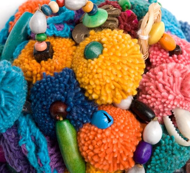 モン族鈴付きぽんぽんヘアクリップ - 水色ステッチ 3 - アップにしてみました。