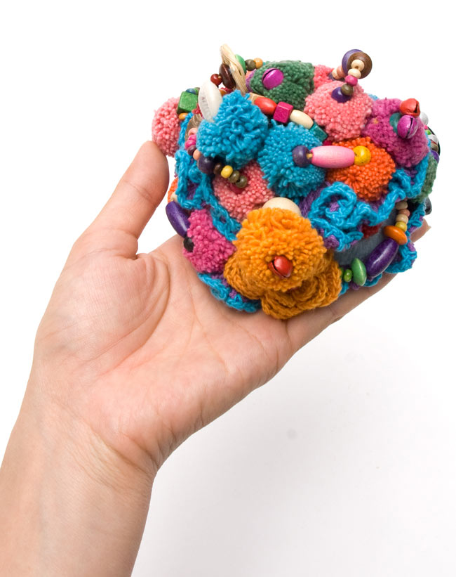 モン族鈴付きぽんぽんヘアクリップ - 水色ステッチ 5 - 手に持ってみました。大きさがわかりますね。