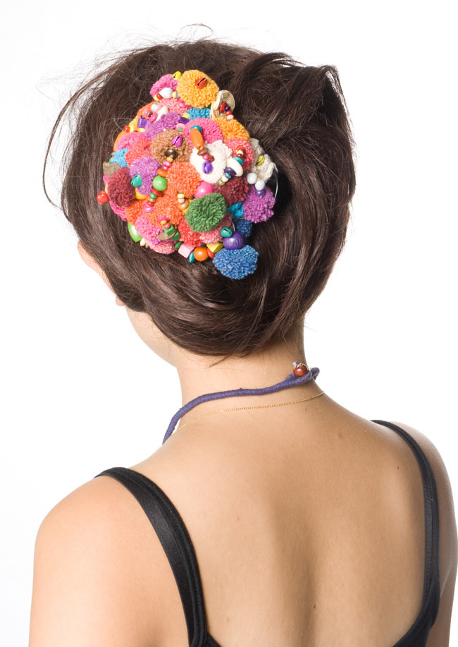 モン族鈴付きぽんぽんヘアクリップ - 水色ステッチ 6 - 実際に付けてみました。