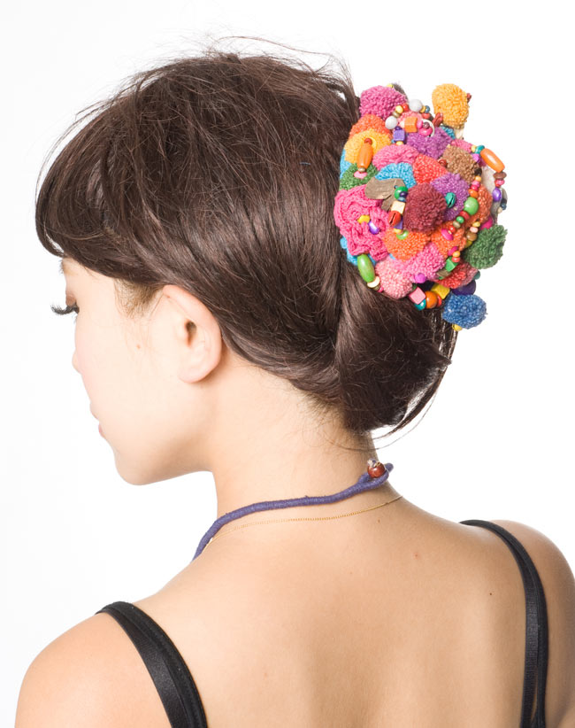 モン族鈴付きぽんぽんヘアクリップ - 水色ステッチ 7 - 実際に付けてみました。