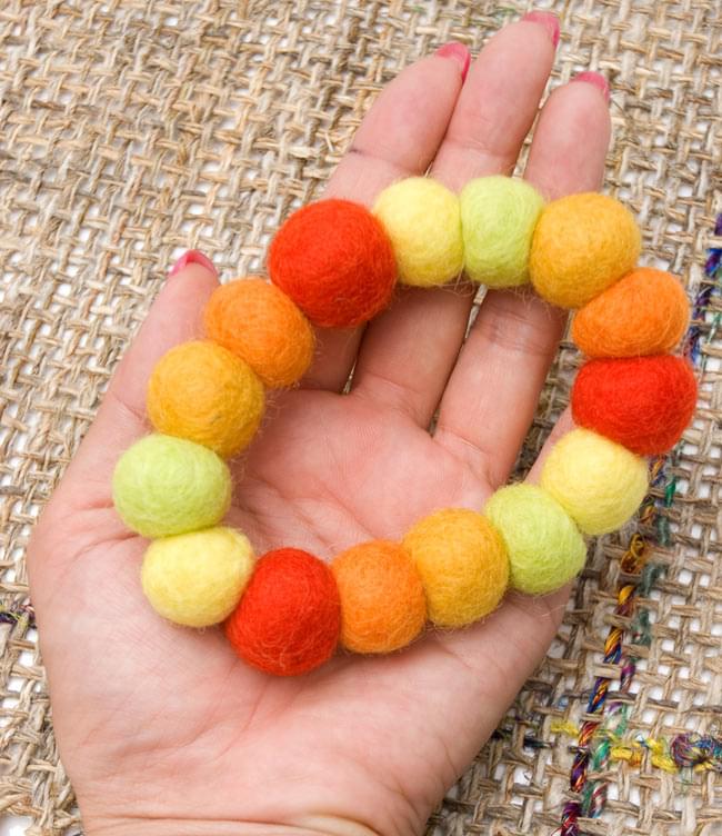 〔20cm〕★犬の首輪・猫首輪★手作りフェルト!ワンにゃんネックレス - トロピカル 3 - 大きさを感じていただく為、手に持ってみたところです。