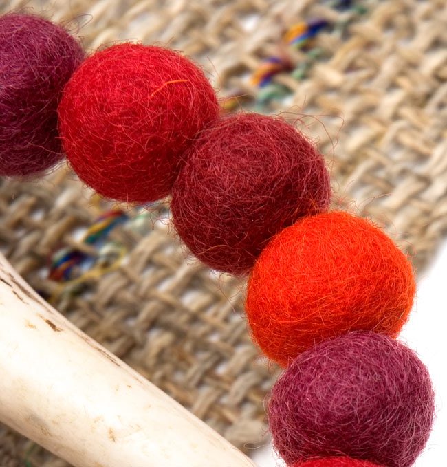 〔35cm〕★犬の首輪・猫首輪★手作りフェルト!ワンにゃんネックレス  - レッド系の商品写真 2枚目 拡大してみたとろこです。ふんわりとしながら、押すと弾力があり意外と丈夫です!色合いと風合いもとってもかわいいです。