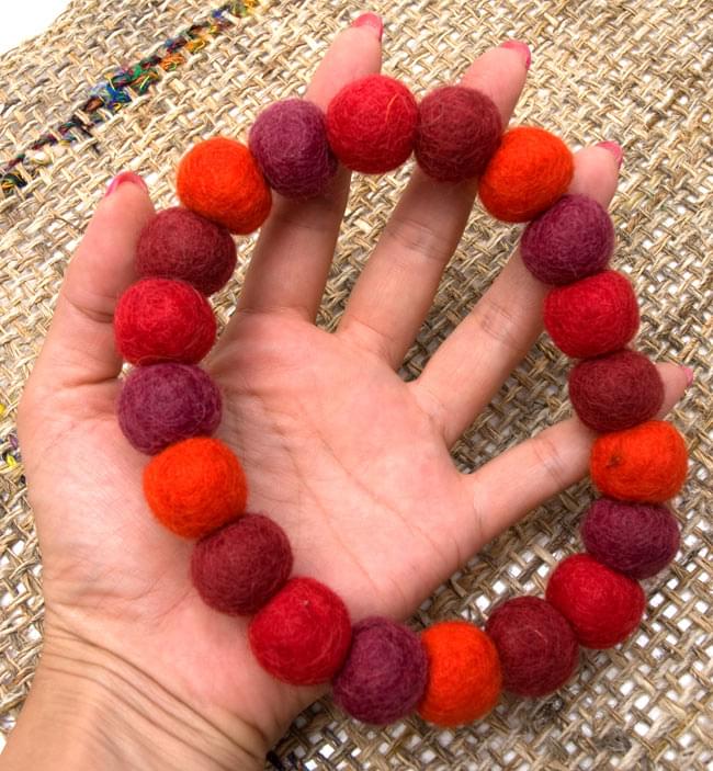 〔35cm〕★犬の首輪・猫首輪★手作りフェルト!ワンにゃんネックレス  - レッド系の商品写真 3枚目 大きさを感じていただく為、手に持ってみたところです。