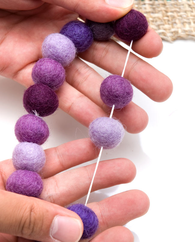 〔35cm〕★犬の首輪・猫首輪★手作りフェルト!ワンにゃんネックレス  - レッド系の商品写真 4枚目 繋ぎ目を伸ばしてみたところです。ポリウレタン繊維を束ねて作られた、弾性糸が二重になっています。ワンちゃんがゆったり付けられるよう、動きに合わせてちゃんと伸びる弾力性を兼ね備えています。(以下の画像は、同ジャンル品のものとなります。)