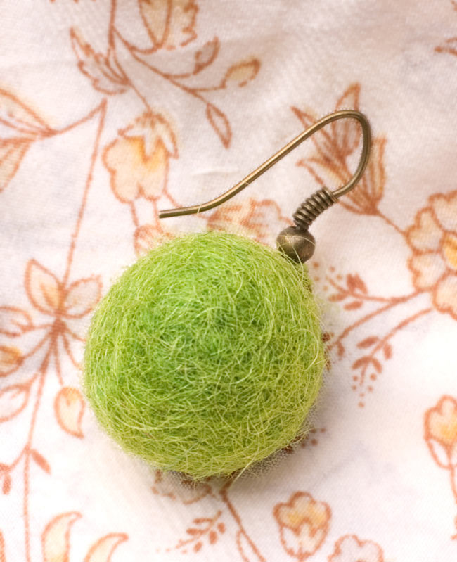 〔35cm〕★犬の首輪・猫首輪★手作りフェルト!ワンにゃんネックレス  - レッド系の商品写真 5枚目 本来のワンちゃん向けの首輪としてだけではなく、アクセサリー用のフェルト素材としてもオススメです。余ったフェルトから、ピアスなど作ってみるのも面白いと思います。